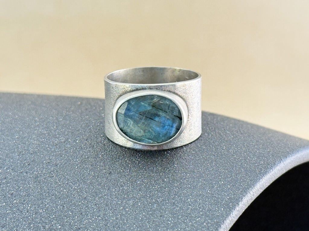Sterling Silver Saddle Ring – Peacock Kyanite